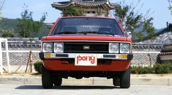 И ако „обикновената“ версия на Pony, която мнозина погрешно наричат хечбек или дори седан поради наклонената линия на задната част, дебютира през 1975 г. като сериен автомобил, тогава прототипът с форма на купе никога не е имал шанс да се качи на производствената линия.
Но дизайнът на колата си заслужва възхищението. Джуджаро е верен на себе си, а клиновидното тяло със силен наклон на всички прозорци, широк централен стълб и остър „нос“ с вдлъбнати фарове прилича или на DeLorean DMC-12, или на някакъв вид „детско Maserati“ - с една дума, на външен вид е сто процента „италиански“.
Очевидно колата изглеждаше оригинална, впечатляваща и закачлива, но ... корейците, очевидно, просто не пуснат купето в серийно производство.
Въпреки това Джуджаро си сътрудничи с Hyundai още петнадесет години, създавайки дизайна на такива модели като Stellar (1983), Excel (1985) и Sonata (1988). А историята с концепцията Pony Coupe, много, много години по-късно, има най-неочаквано продължение, към което ще се върнем по-нататък.
